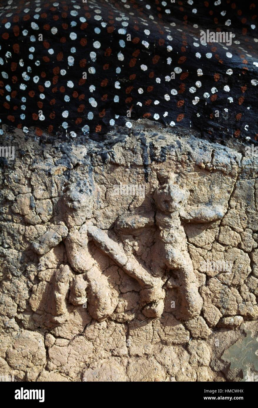 Reliefs de symboles magiques sur une maison sacrée dans le village de Niofouin sénoufo, Côte d'Ivoire. Banque D'Images