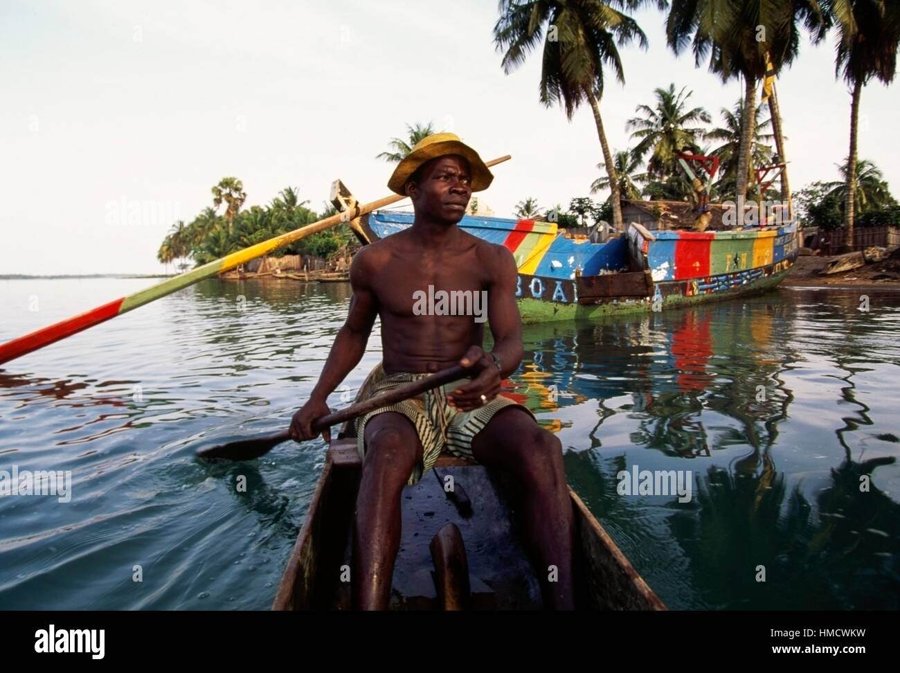 Un homme dans un bateau pirogue, Grand-Lahou, Côte d'Ivoire. Banque D'Images