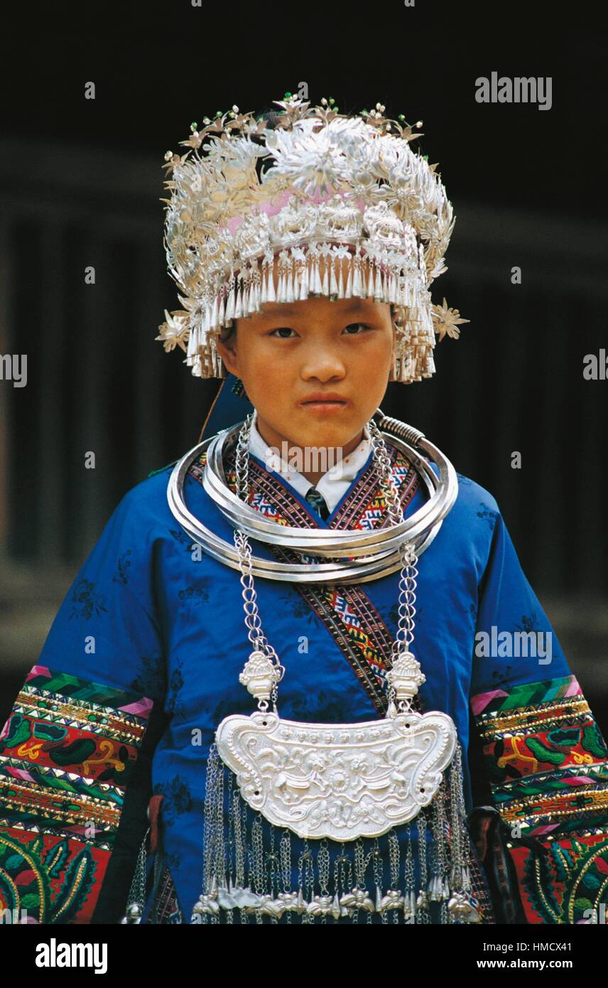 Une jeune fille Miao en costume traditionnel, Jing Ming, la Chine. Banque D'Images