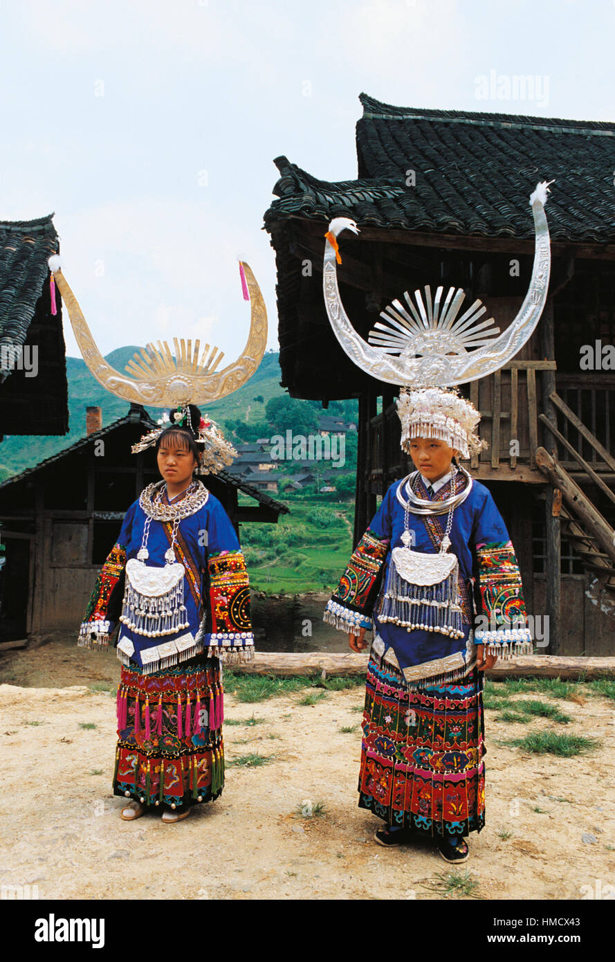 Les jeunes filles Miao en costume traditionnel, Jing Ming, la Chine. Banque D'Images