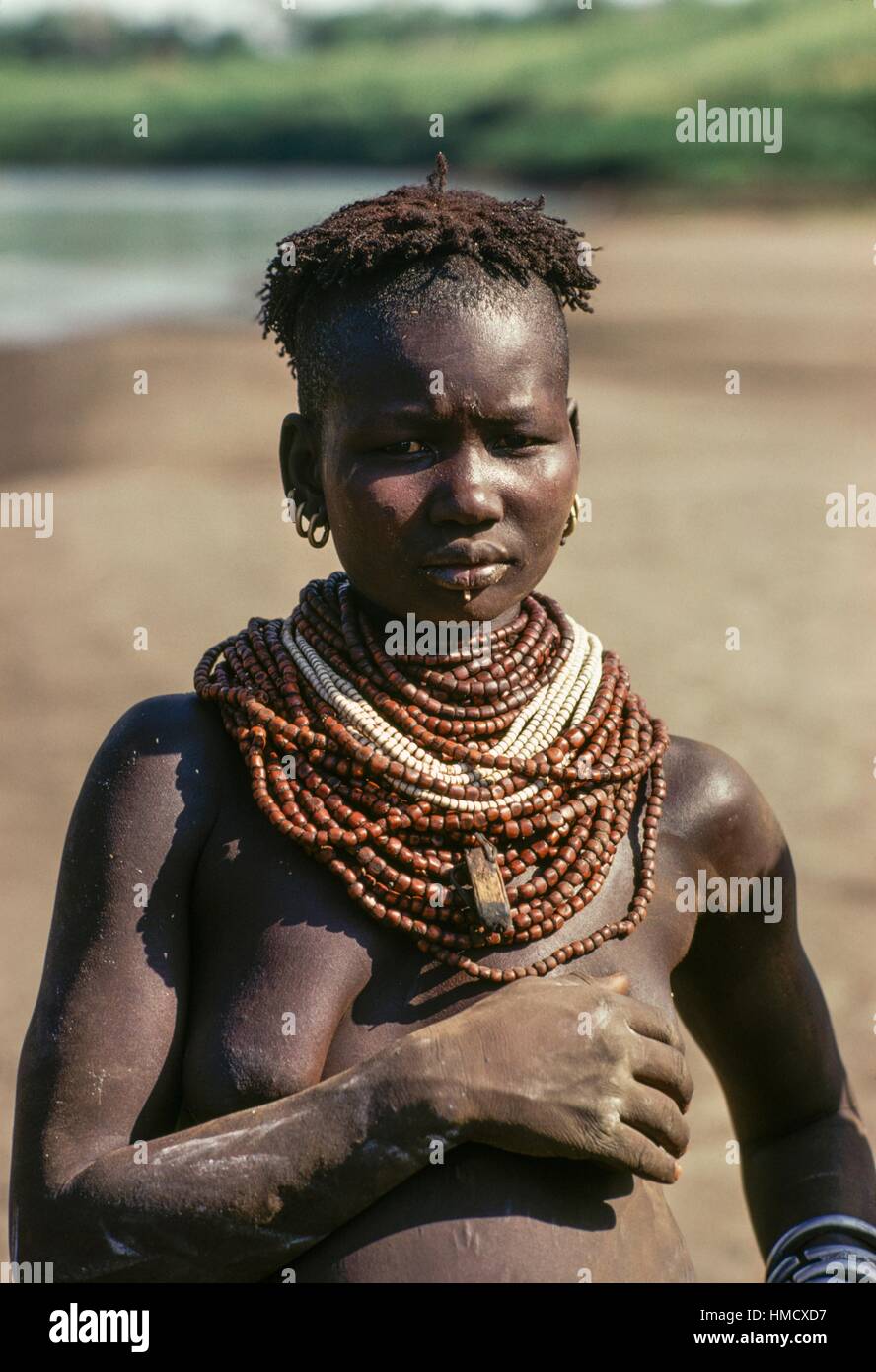 Les Nyangatom femme portant des colliers, de l'Ethiopie. Banque D'Images