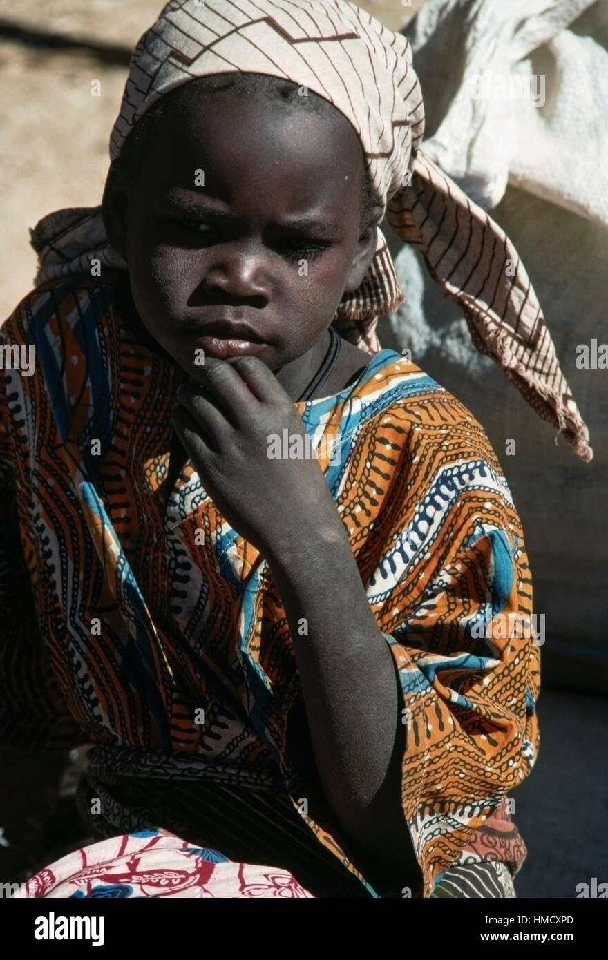 Une petite fille en vêtements traditionnels, Maroua, Cameroun. Banque D'Images