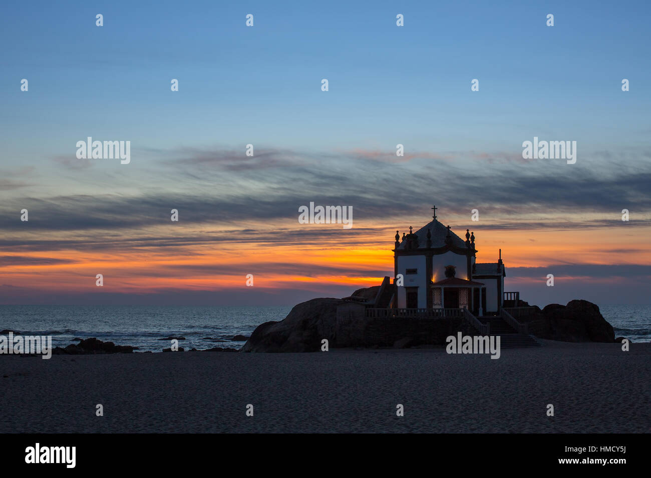 Plage de Miramar et Église Senhor da Pedra de nuit, le Portugal. Banque D'Images