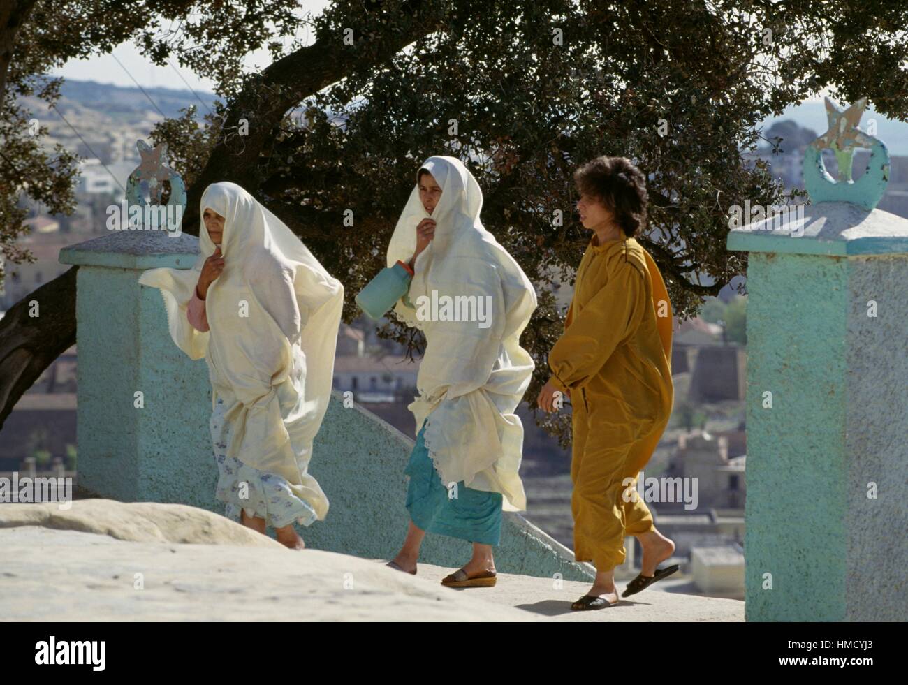 Deux femmes et un garçon au marabout de Sidi Khaled, l'Algérie. Banque D'Images