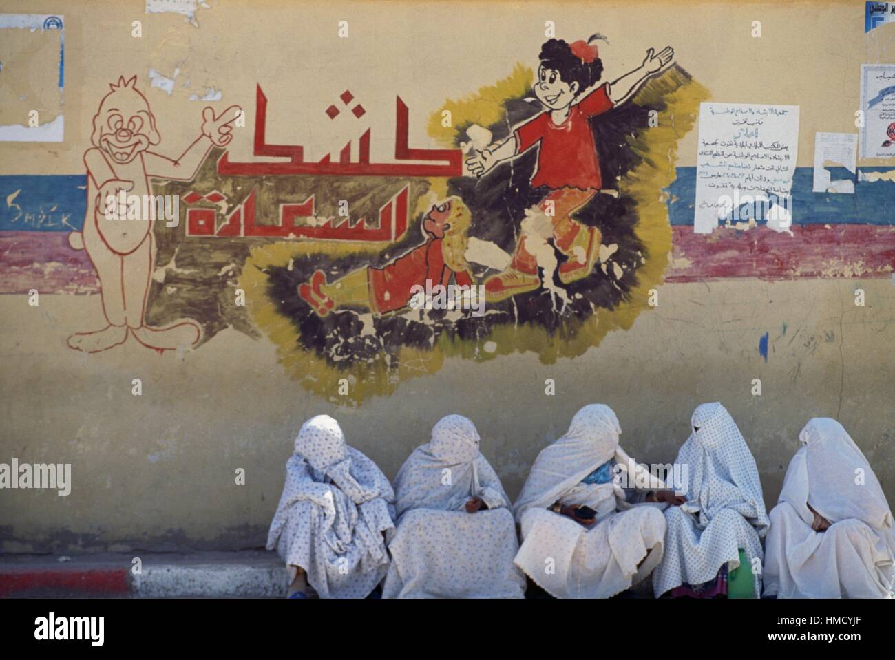 Les femmes portant des burqas contre, Touggourt, Algérie. Banque D'Images
