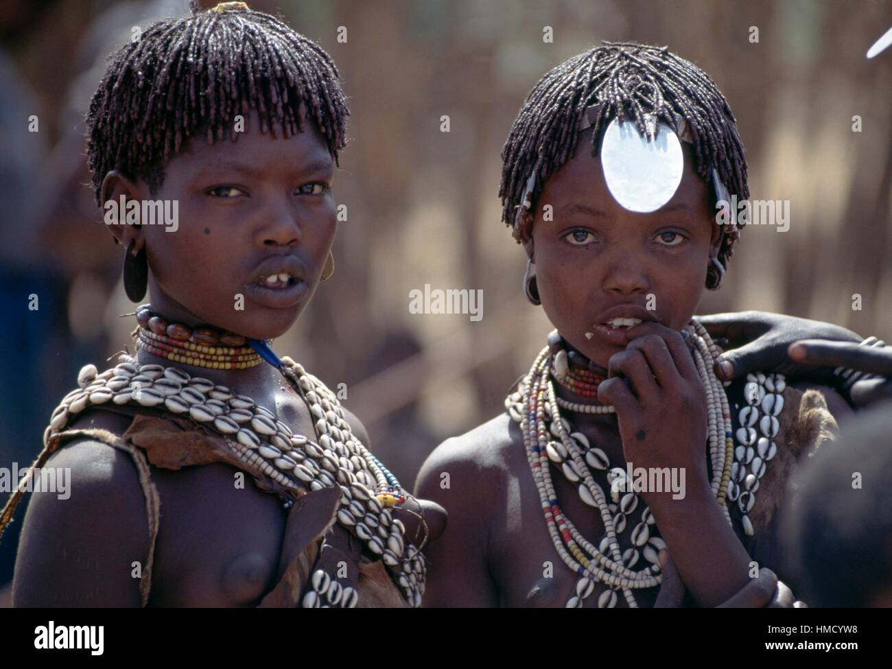 Les jeunes filles portant des vêtements Hamar shell et la caractéristique de forme ovale en métal appelé kalle, dont les jeunes femmes portent avant Banque D'Images