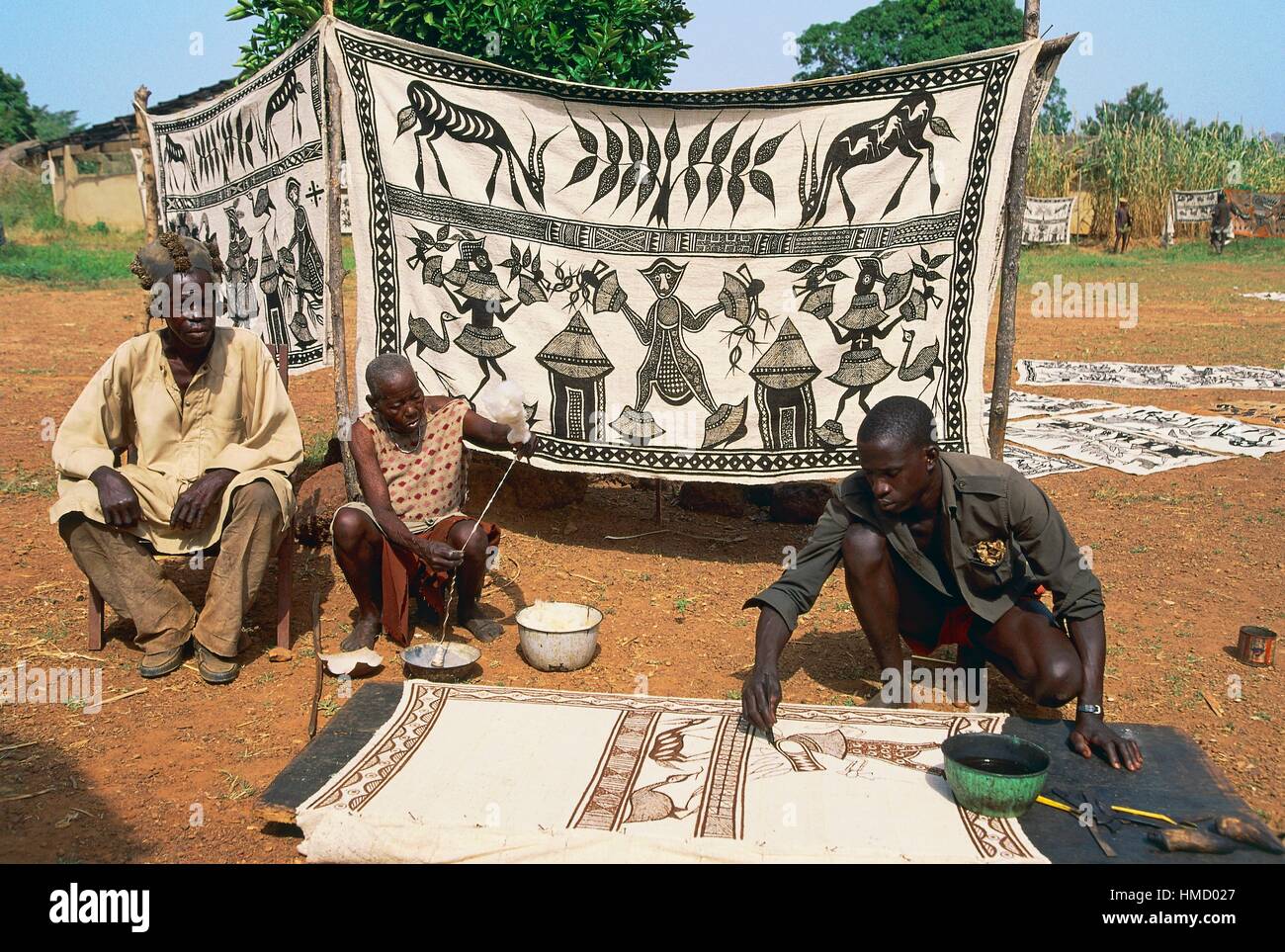 Une peinture artisan Sénoufo textiles, Fakaha, Côte d'Ivoire. Banque D'Images