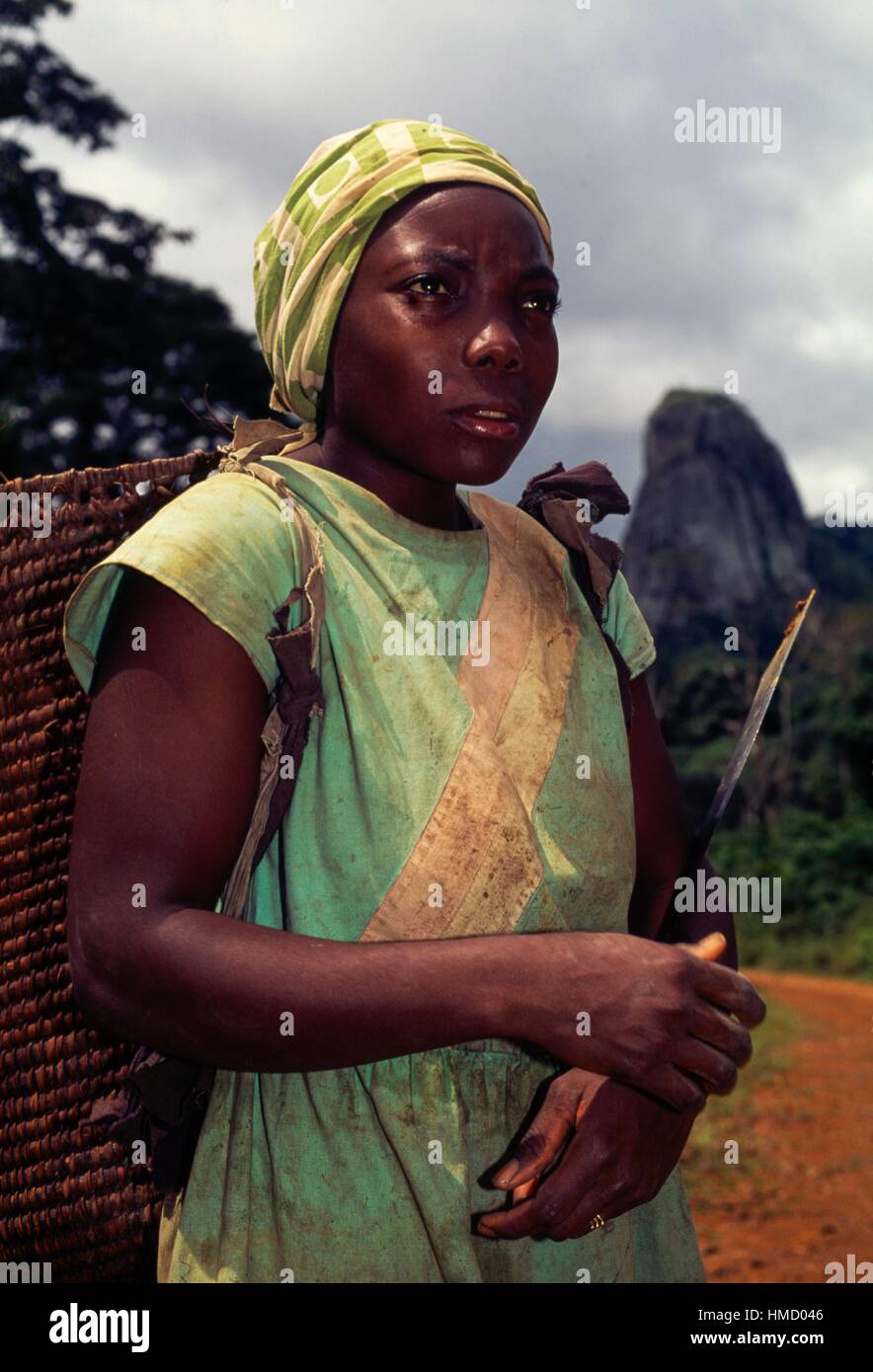 Une femme d'Ebolowa avec Ako Akas'rock en arrière-plan, le Cameroun. Banque D'Images