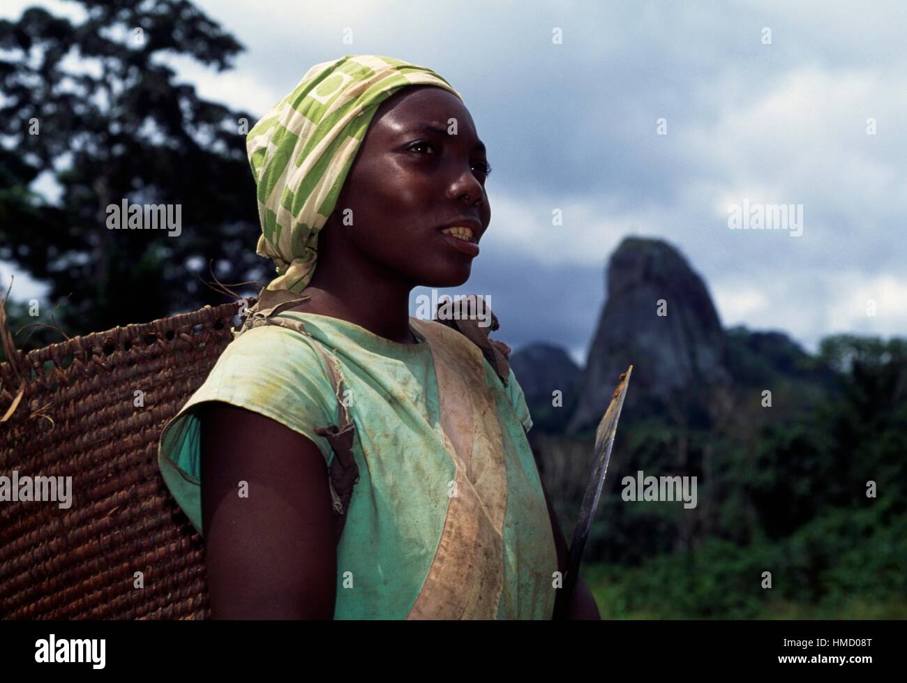 Une femme d'Ebolowa avec Ako Akas'rock en arrière-plan, le Cameroun. Banque D'Images