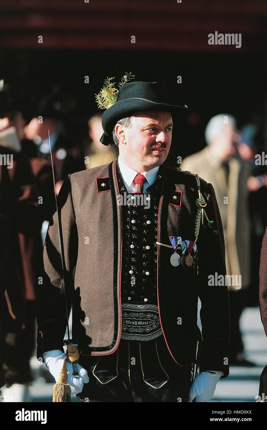 L'homme dans des vêtements traditionnels du Tyrol, Salzbourg, Autriche  Photo Stock - Alamy