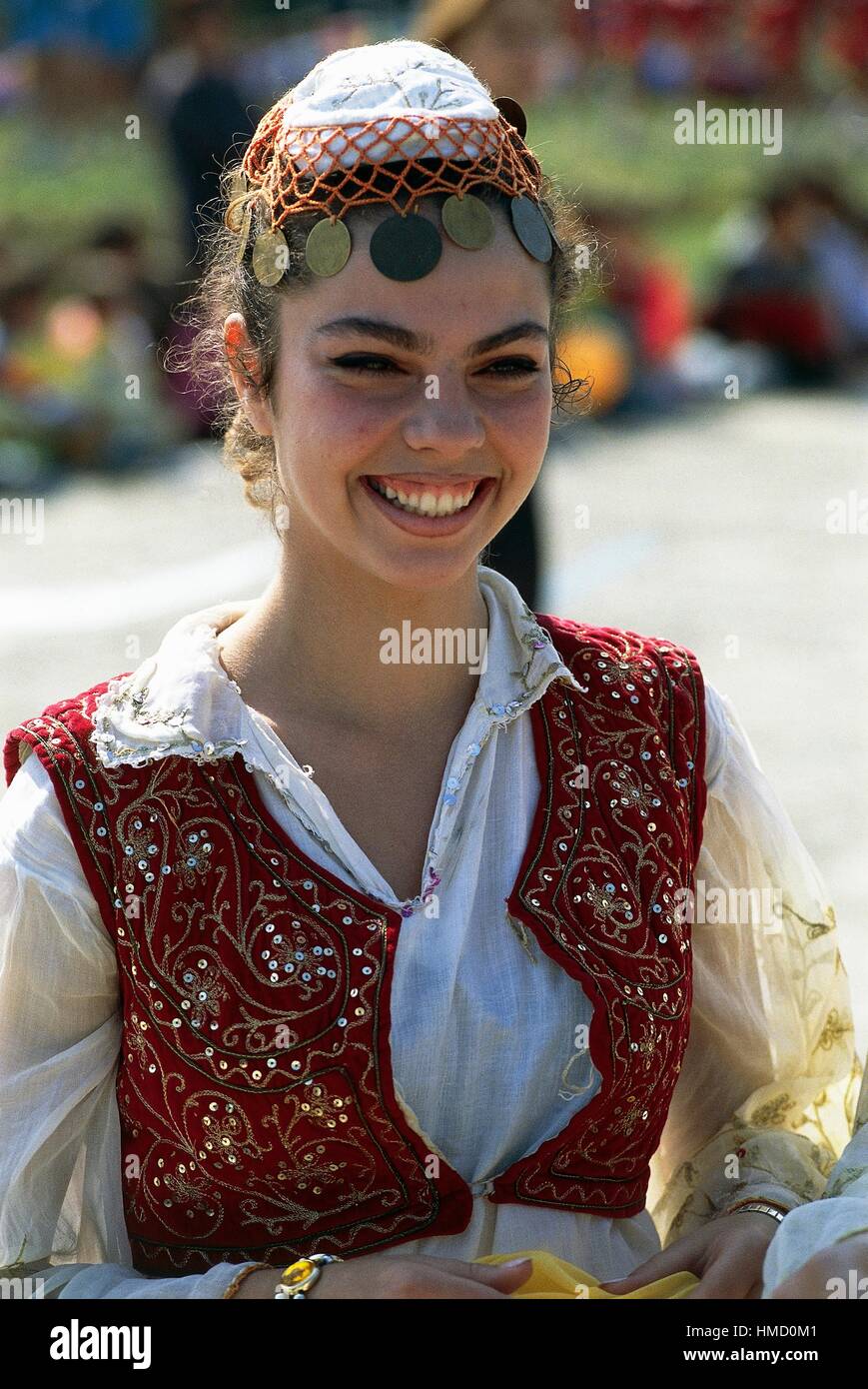 Femme en costume traditionnel pendant Nowruz jour (fête du printemps), Tirana, Albanie Photo