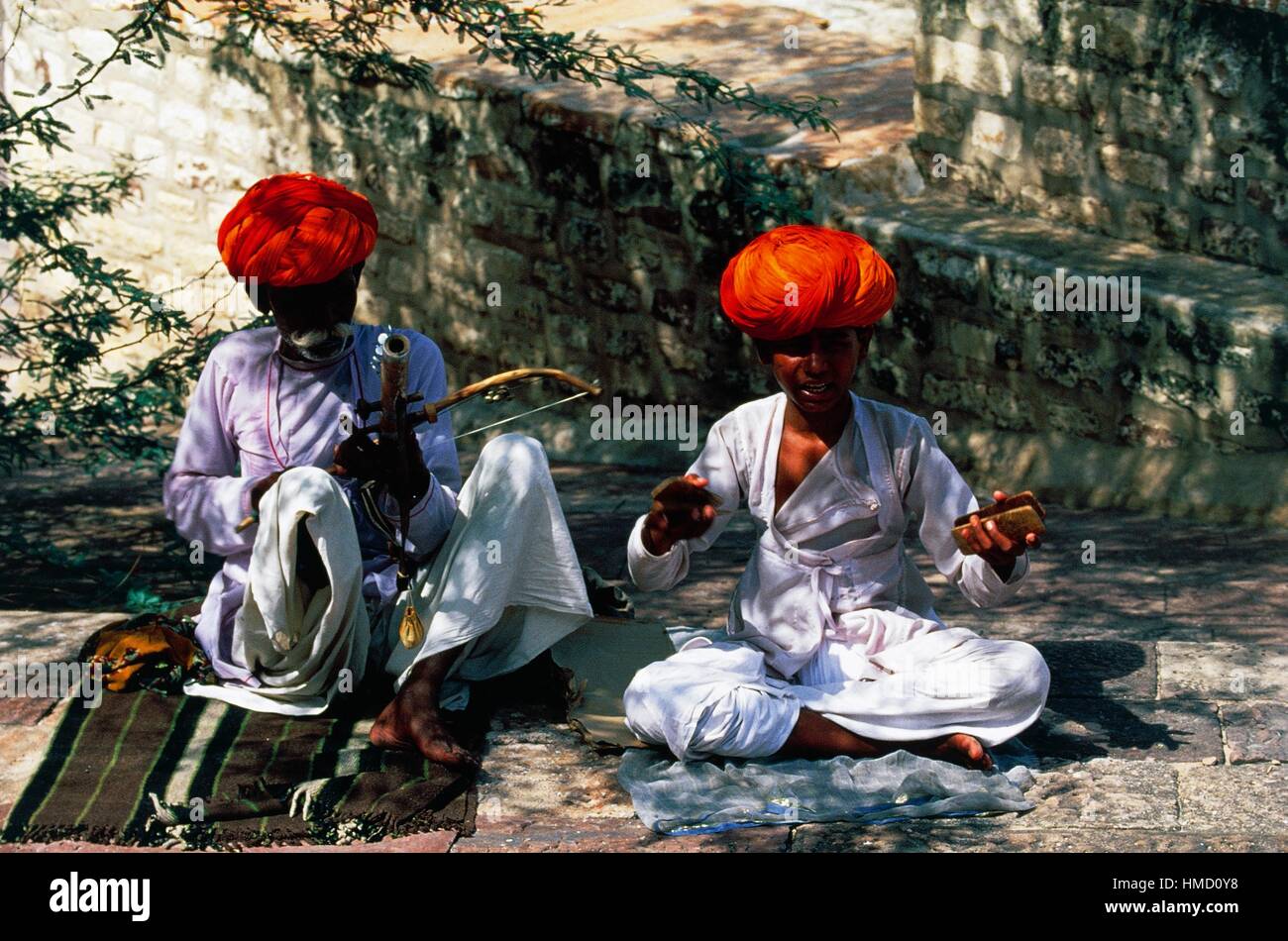 L'errance des musiciens de rue portant des turbans orange, Fort Mehrangarh, Jodhpur, Rajasthan, Inde. Banque D'Images