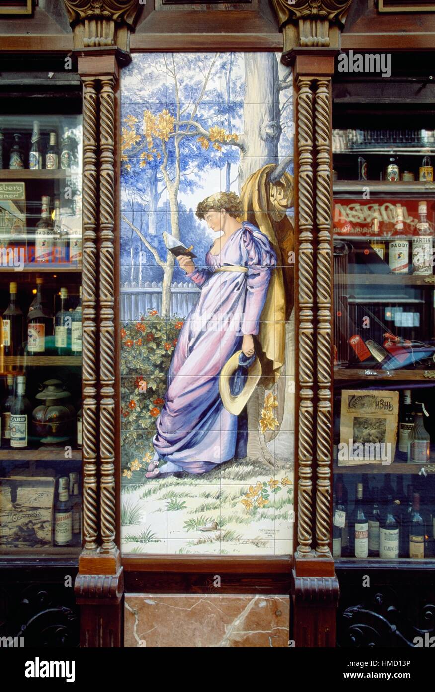 Femme lisant un livre, des azulejos décoratifs dans une rue de Madrid, Espagne. Banque D'Images