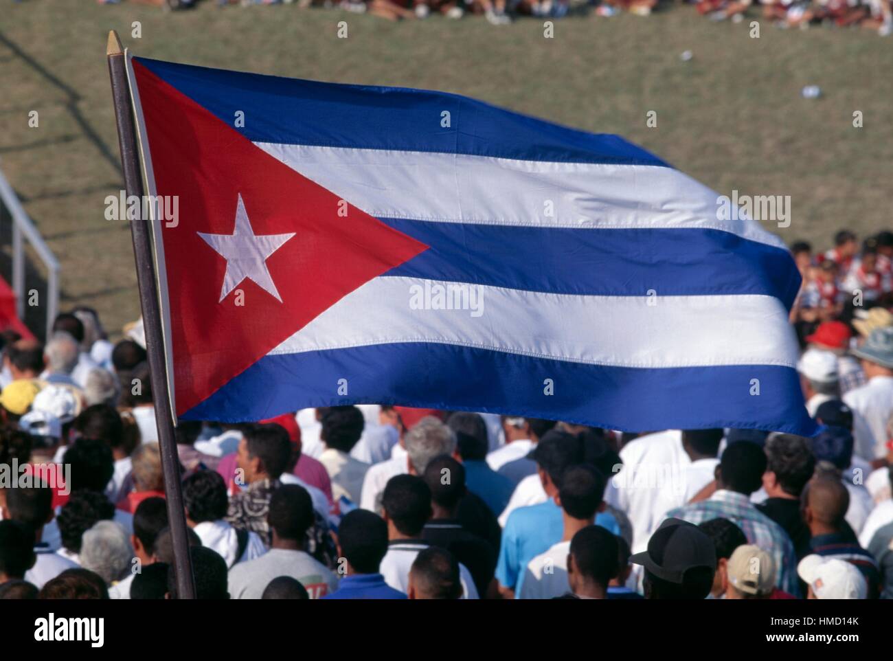 Brandissant le drapeau cubain sur la place de la révolution au cours de la Journée internationale des travailleurs, à Cuba. Banque D'Images