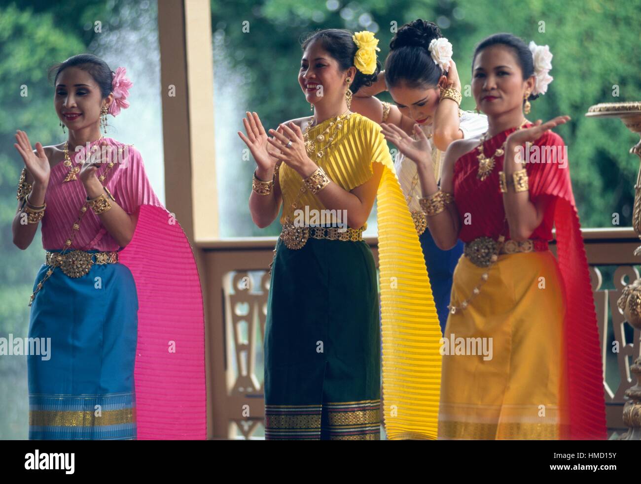 Danseuses, Vimanmek Palace, quartier Dusit, Bangkok, Thaïlande. Banque D'Images