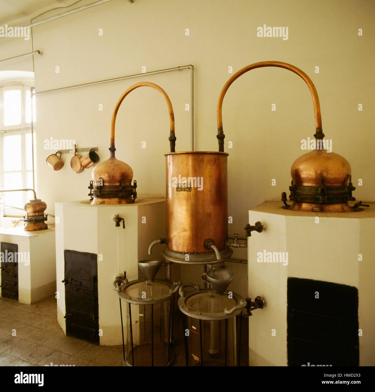 Les récipients en cuivre dans une distillerie, Bénévent, Campanie, Italie. Banque D'Images