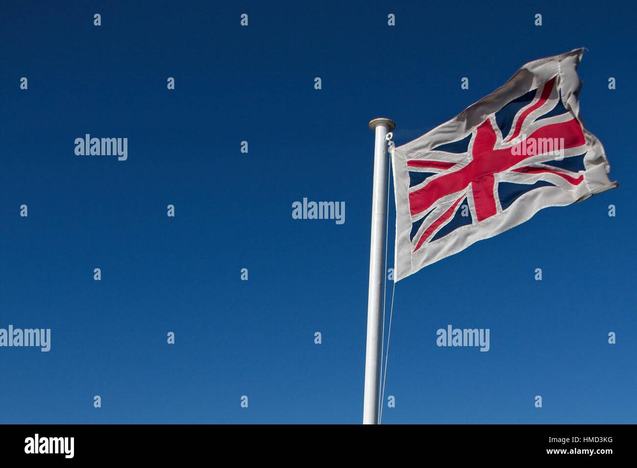Brandir le drapeau britannique sur le vent Banque D'Images
