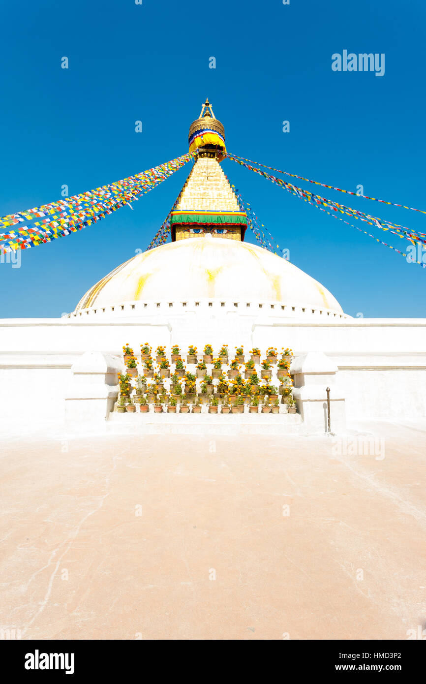 Les yeux sur blanc deuxième niveau de Stupa Boudhanath à Katmandou, au Népal, le 23 octobre 2013 avant de tremblement de terre. La verticale Banque D'Images