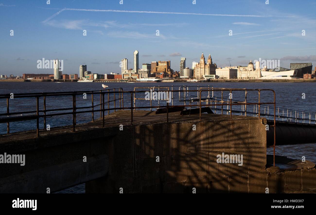 Panorama de Liverpool vu de Wirral - sur la rivière Mersey Banque D'Images