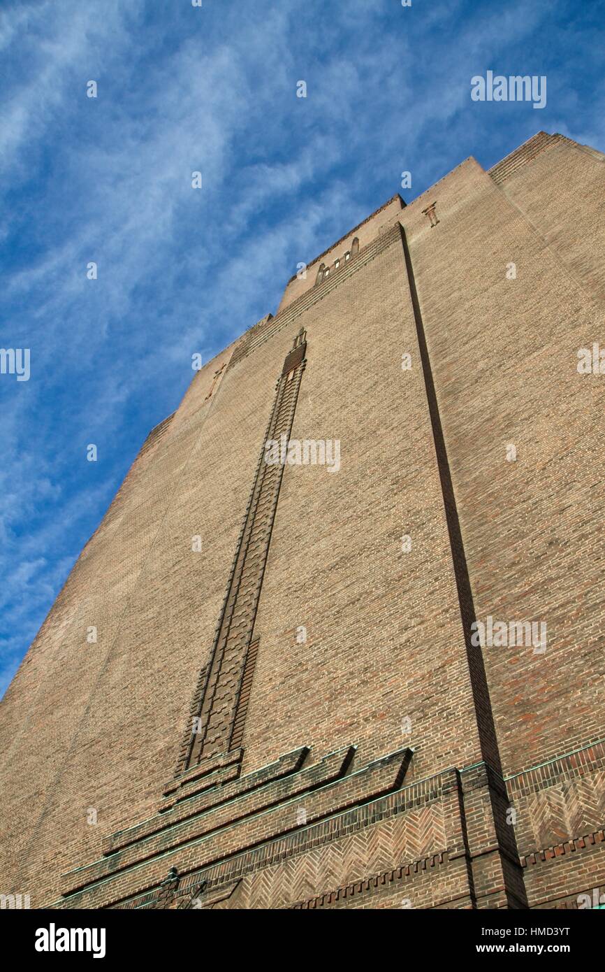 Tour de ventilation Art Déco - Le Kingsway Tunnel Mersey Liverpool Wirral (Royaume-Uni) // ciel bleu avec des nuages dans l'arrière-plan Banque D'Images