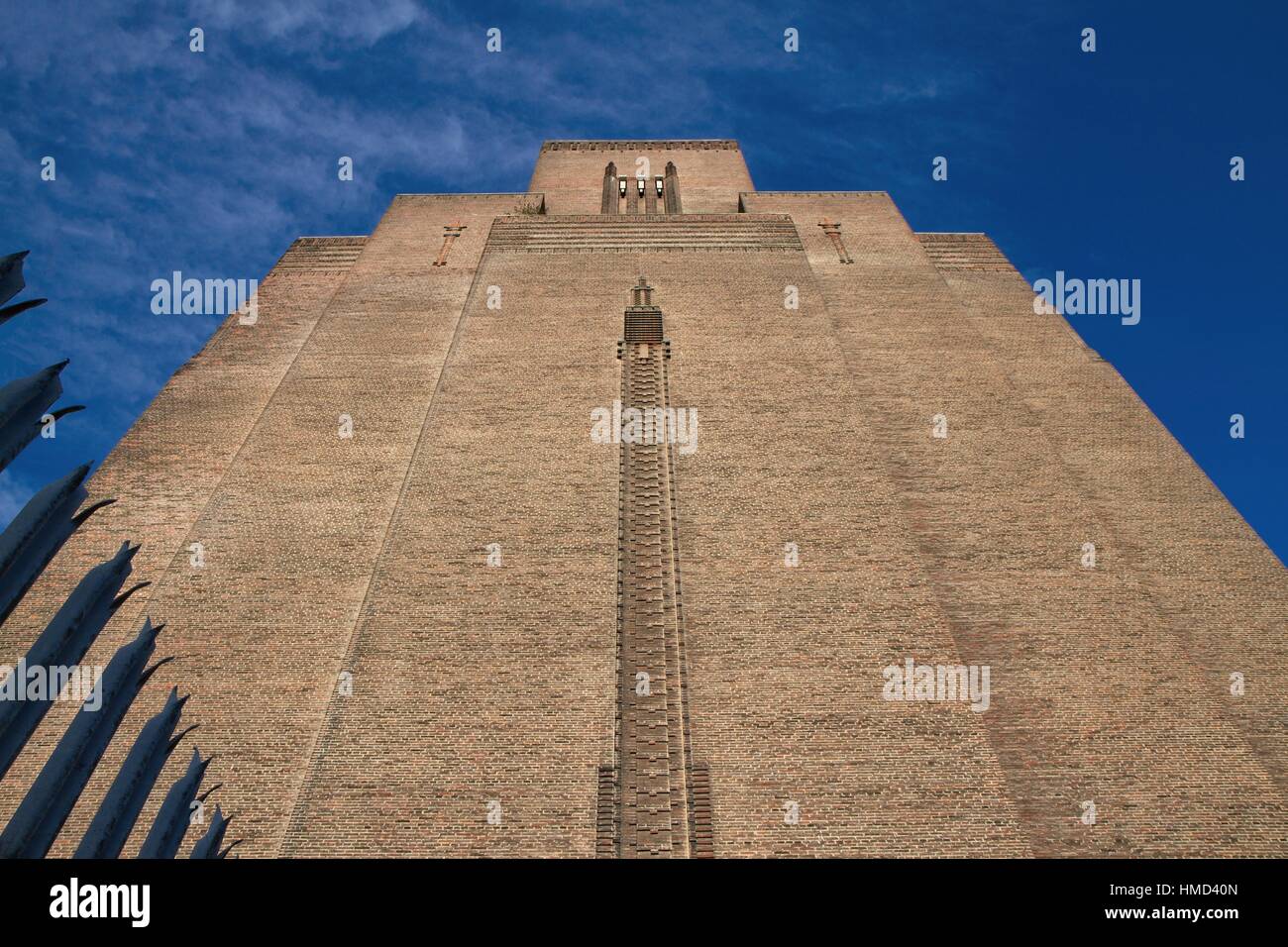Tour de ventilation Art Déco - Le Kingsway Tunnel Mersey Liverpool Wirral (Royaume-Uni) // ciel bleu avec des nuages dans l'arrière-plan Banque D'Images