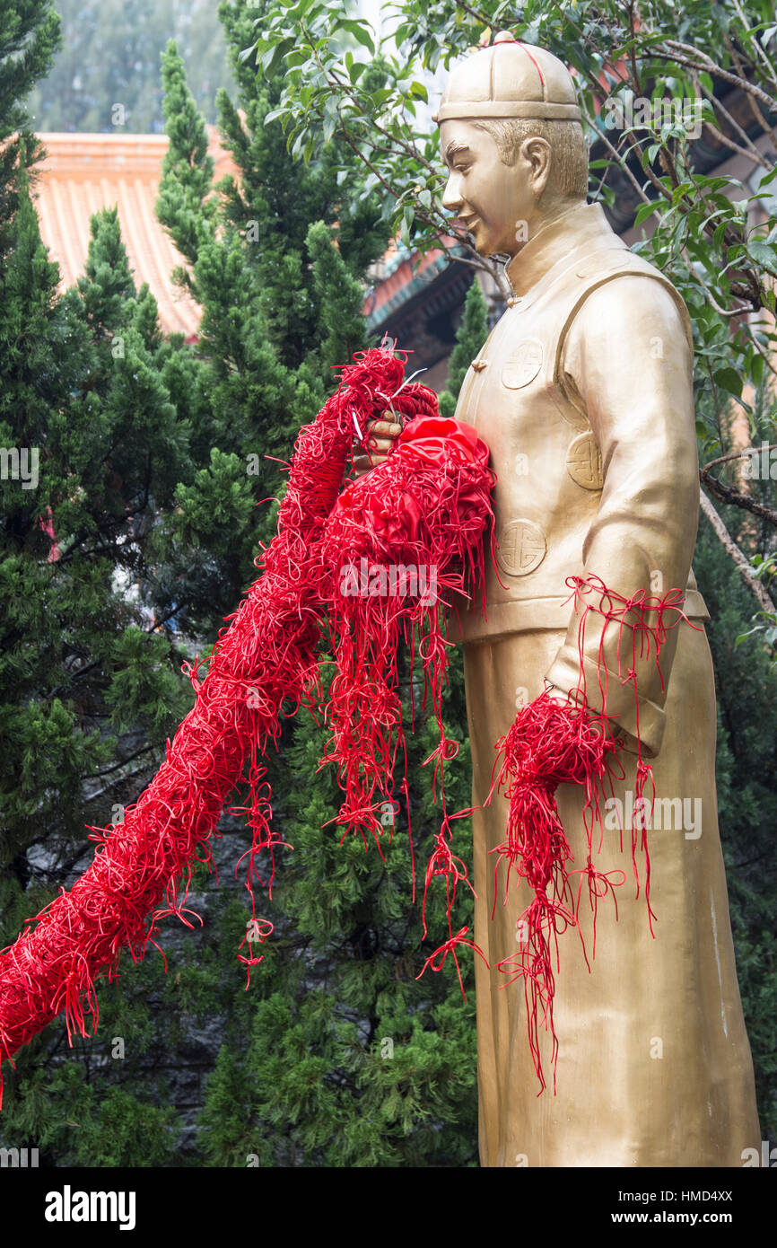 Une statue sacrée d'or dans la région de Sik Sik Yuen Wong Tai Sin temple à Hong Kong Banque D'Images