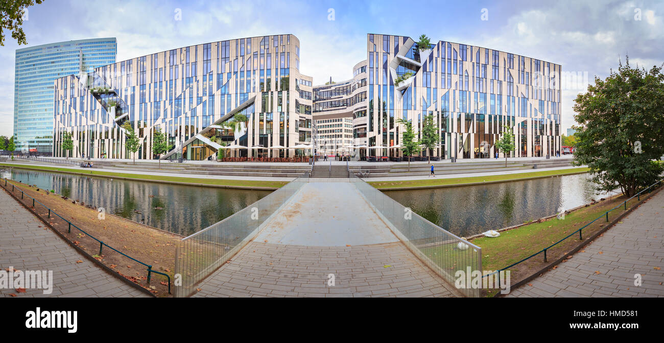 DUSSELDORF, ALLEMAGNE - circa 2016, Septembre : Le Koe-Bogen Mall de la ville de Düsseldorf en Allemagne. Banque D'Images