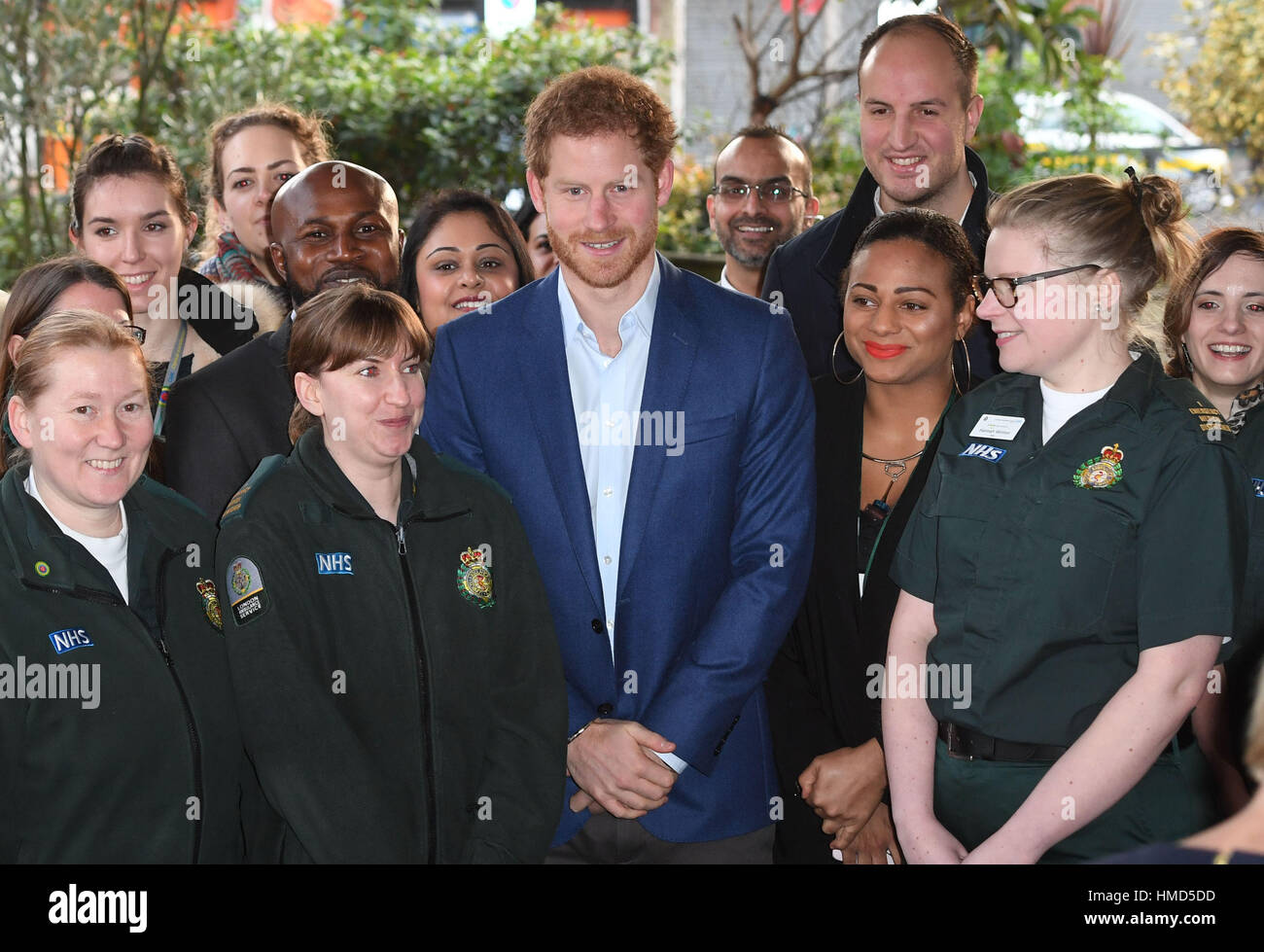 Le prince Harry rencontre le personnel de la London Ambulance Service à Londres pour le lancement de cette année, le temps de parler, le jour de la journée de sensibilisation annuelle dirigée par temps de changer la nation visant à parler de la santé mentale. Banque D'Images