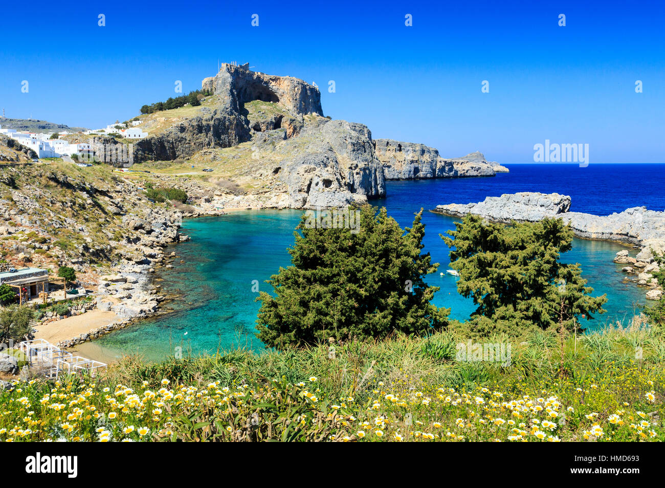 St pauls bay et plage avec en arrière-plan de l'Acropole de Lindos, Rhodes, Grèce Banque D'Images