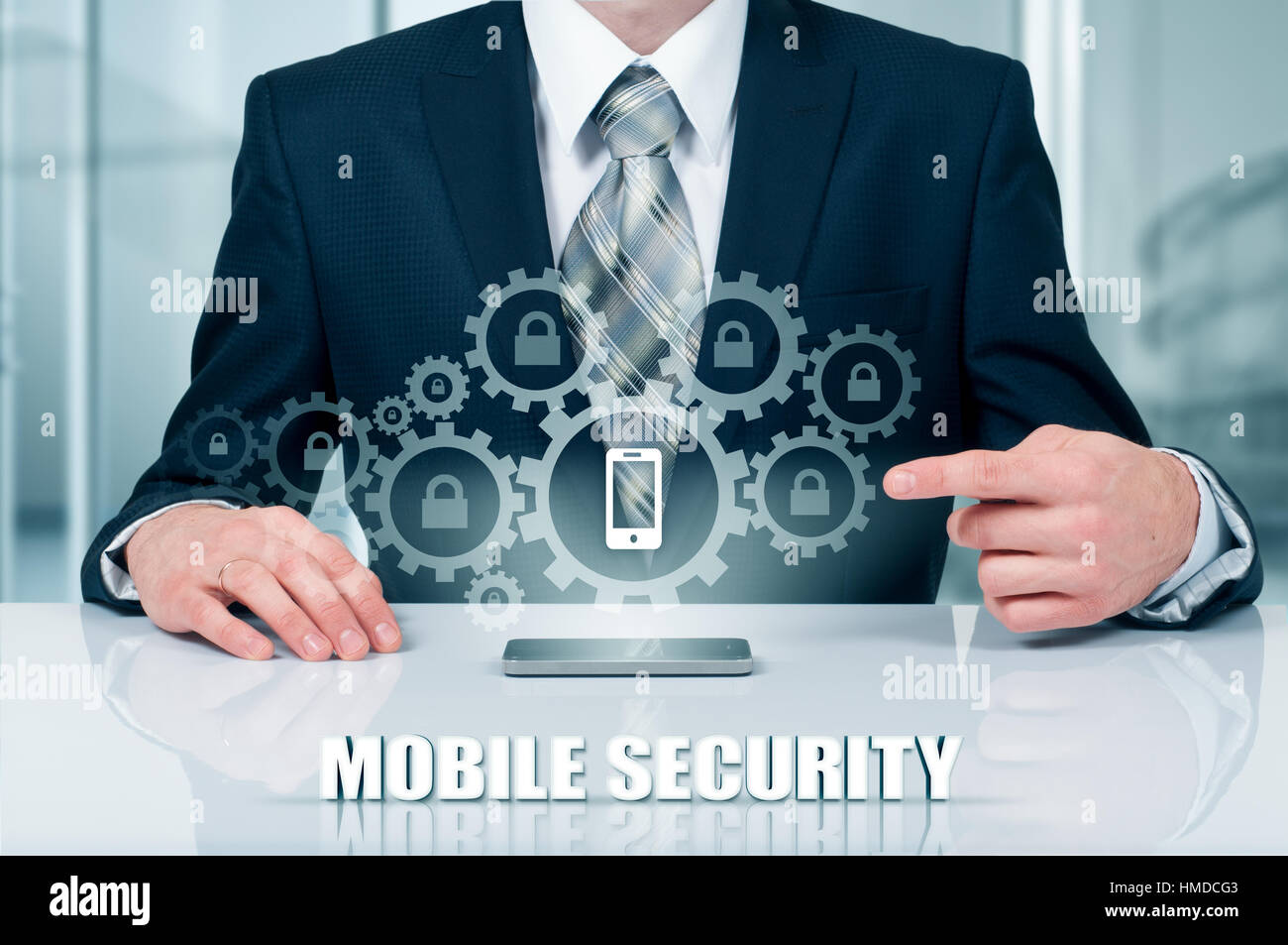 Concept d'affaires, homme d'affaires avec le smartphone. Technologie de connexion dans le monde entier. La sécurité mobile. Banque D'Images