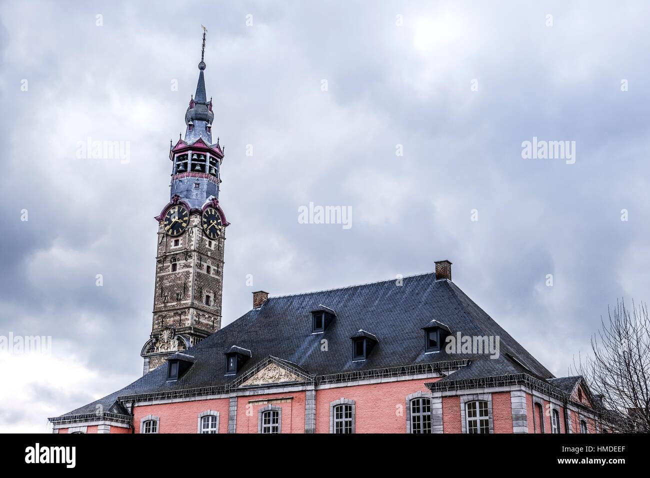 L'hôtel de ville dans le centre historique de SINT-TRUIDEN (Belgique), avec une tour du 17ème siècle classé par l'Unesco comme site du patrimoine mondial en 1999. Banque D'Images