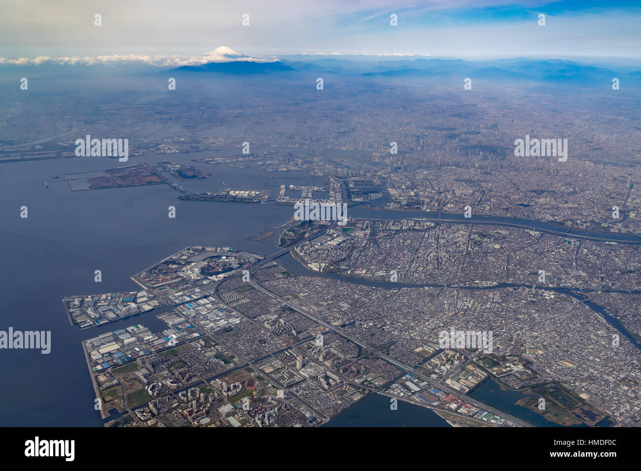 Vue aérienne de la baie de Tokyo et le Mont Fuji à Tokyo, Japon. Banque D'Images