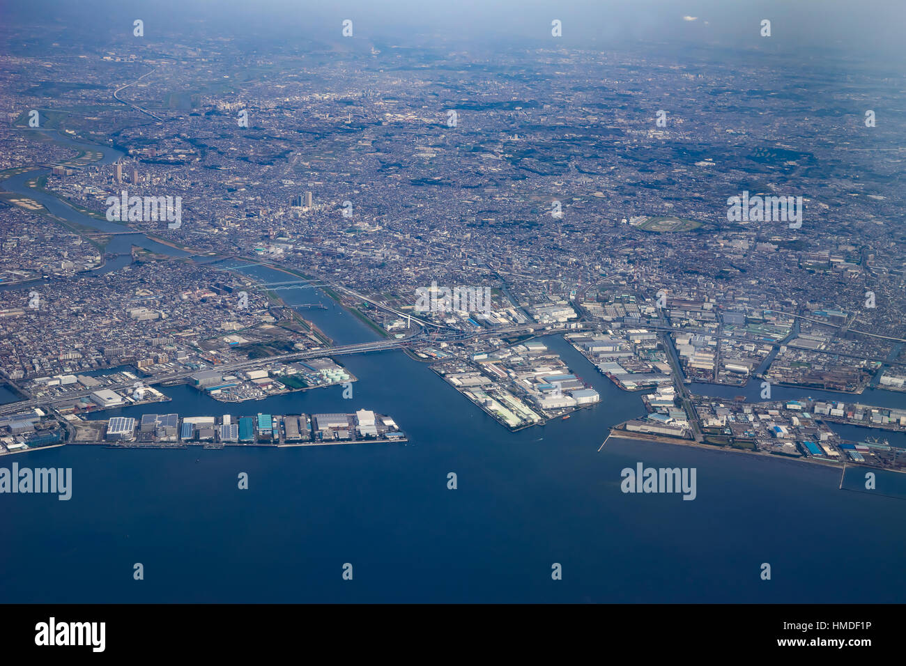 Vue aérienne de la baie de Tokyo à Tokyo, Japon. Banque D'Images