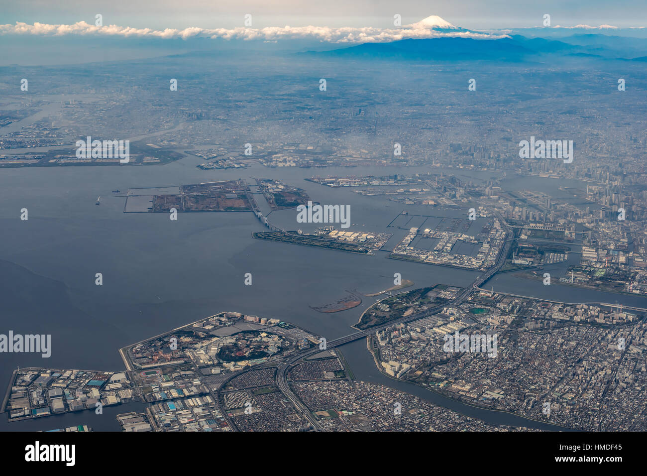 Vue aérienne de la baie de Tokyo et le Mont Fuji à Tokyo, Japon. Banque D'Images