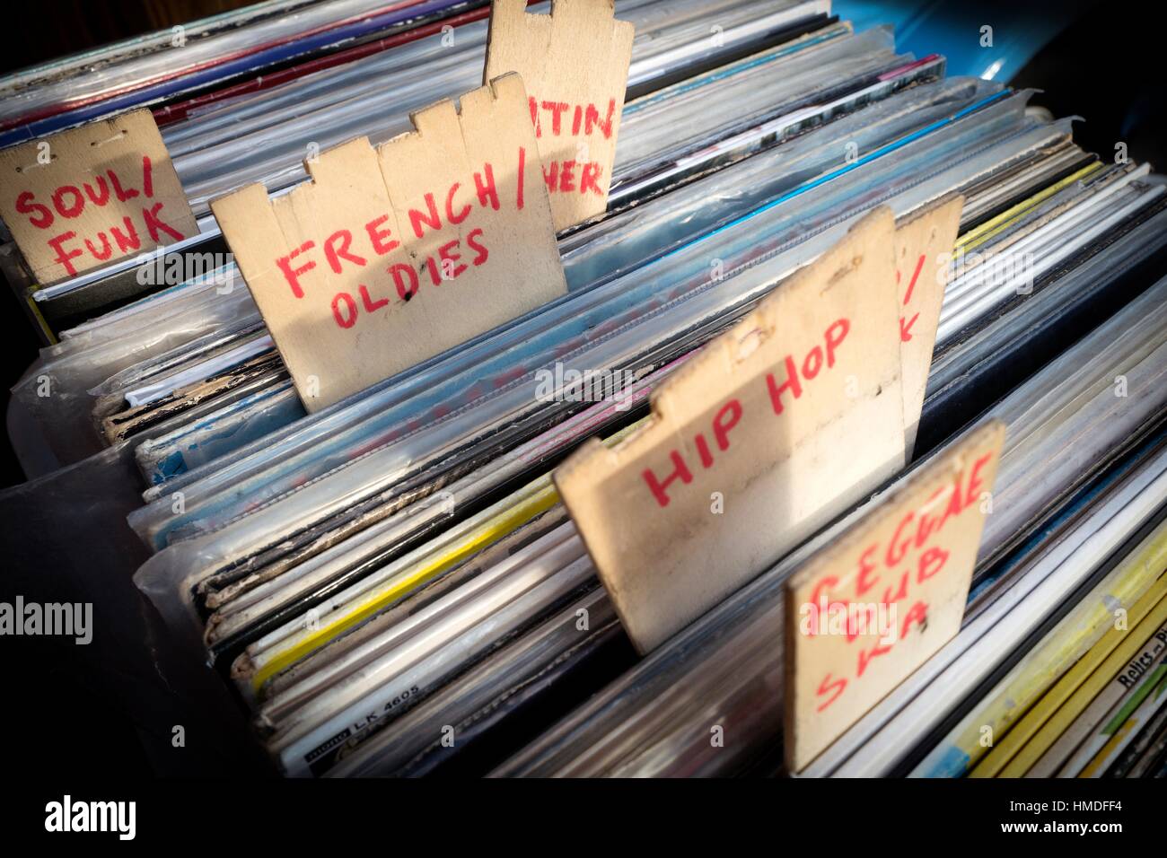 Les disques vinyles de différents styles de musique : oldies français, hip  hop, soul/funk, etc. magasin de seconde main. Londres, Angleterre Photo  Stock - Alamy