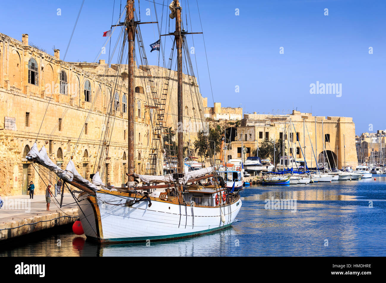Vue sur le vieux navire en Sanglea Harbour, La Valette, Malte Banque D'Images