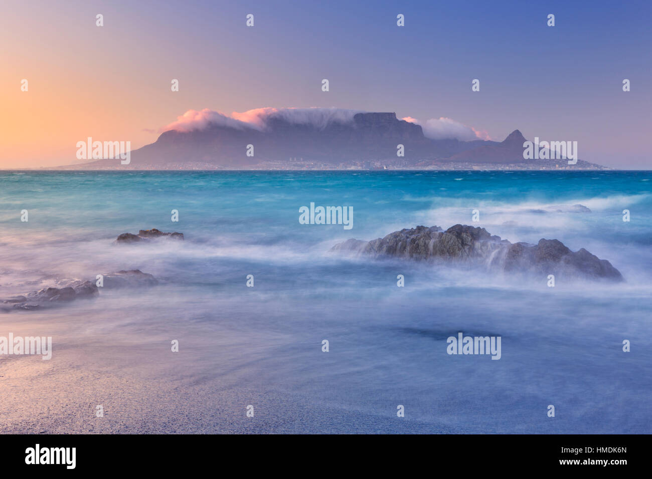 Le lever du soleil sur la Montagne de la table et le cap de la plage de Bloubergstrand. Banque D'Images