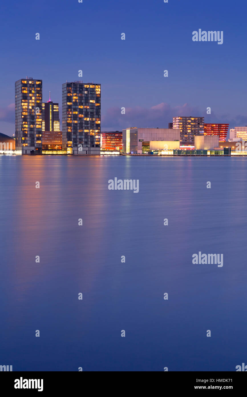 L'horizon de la ville d'Almere aux Pays-Bas, photographié à partir de l'ensemble de l'eau au crépuscule. Banque D'Images