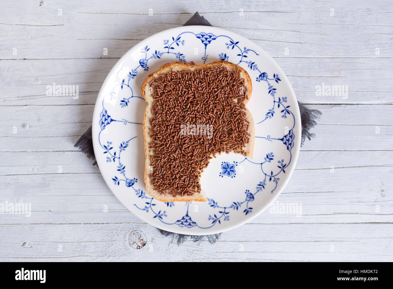 Un sandwich avec des vermicelles de chocolat ou un 'boterham a rencontré des hagelslag, néerlandais de la cuisine traditionnelle. Banque D'Images