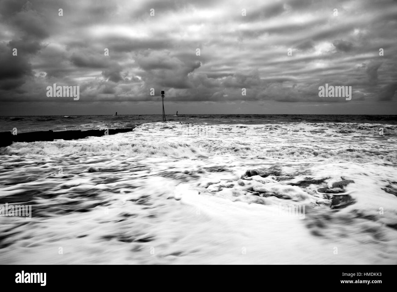 Le temps orageux à plage de Hunstanton en noir et blanc, West Norfolk, Angleterre. Banque D'Images