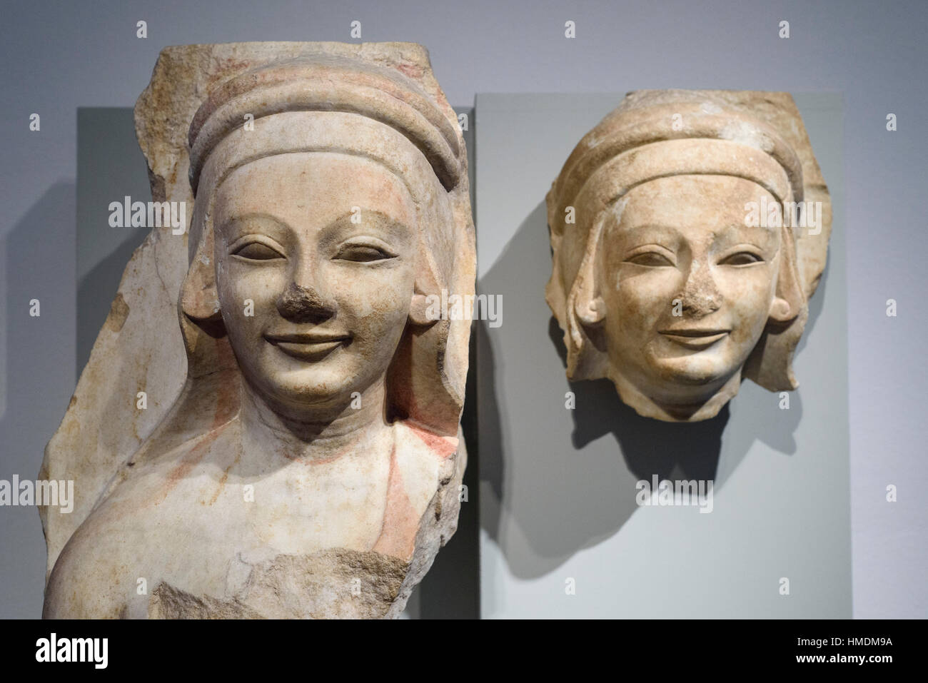 Berlin. L'Allemagne. Des fragments de sculptures de jeunes femmes en haut-relief de la Columna Caelata, Didymes (Turquie), temple of Apollo, marbre, 540-530 BC. Un Banque D'Images