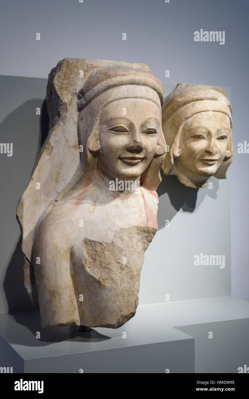 Berlin. L'Allemagne. Des fragments de sculptures de jeunes femmes en haut-relief de la Columna Caelata, Didymes (Turquie), temple of Apollo, marbre, 540-530 BC. Un Banque D'Images