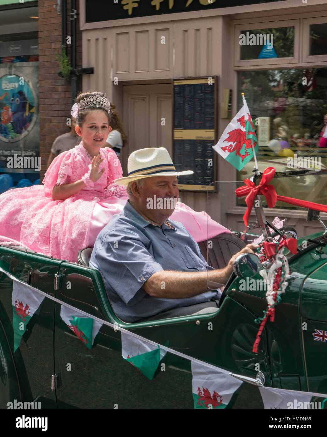 Une reine du carnaval dans la parade du Carnaval de Prestatyn dans une voiture vintage décoration patriotiquement Banque D'Images
