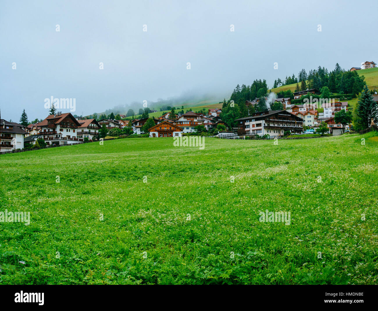 Maisons de fantastique dans les montagnes Banque D'Images