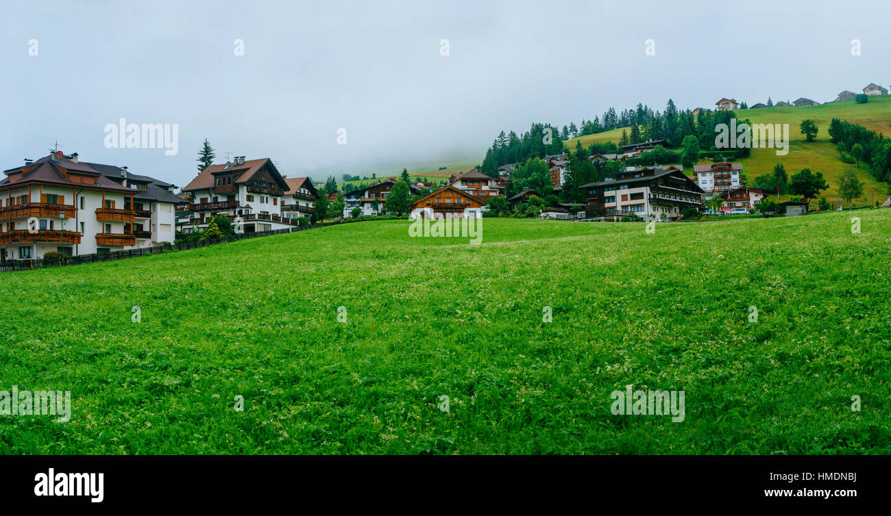 Maisons de fantastique dans les montagnes Banque D'Images