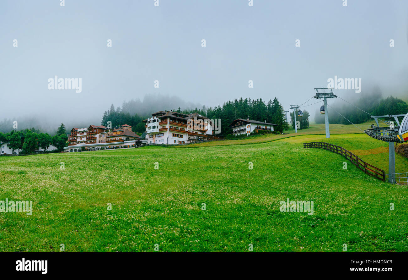 Maisons de fantastique dans les montagnes Banque D'Images