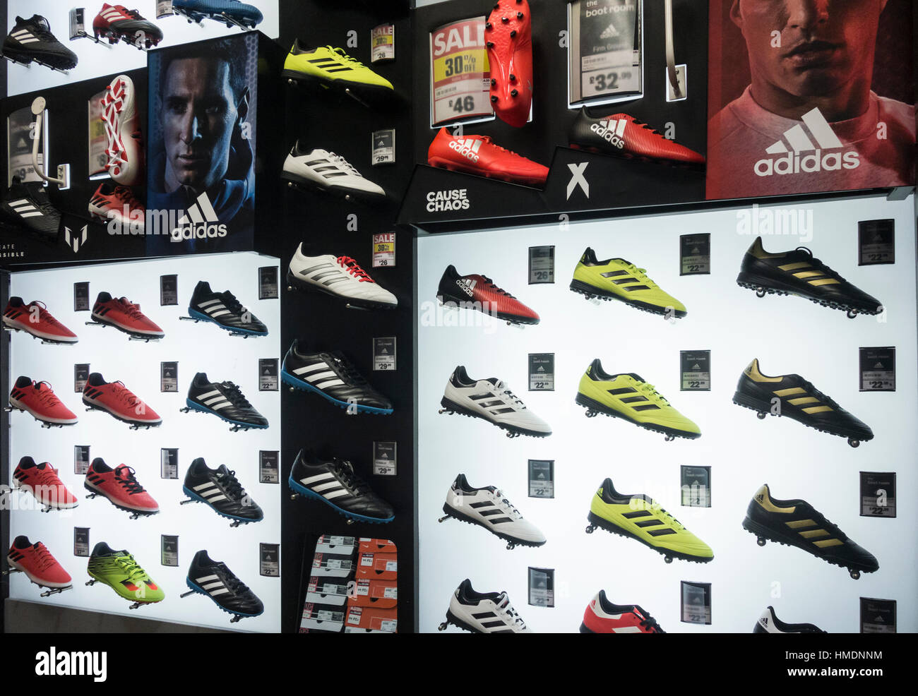 Chaussures de football Adidas store au Royaume-Uni Photo Stock - Alamy