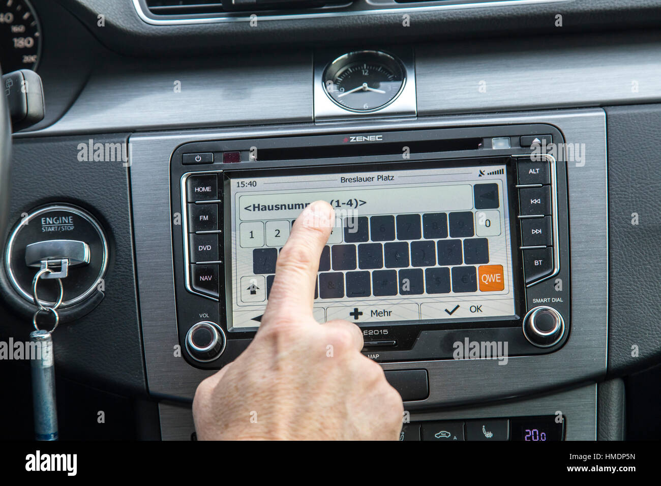 Une voiture pilote utilise le système de navigation de voiture, en conduisant la voiture, Banque D'Images