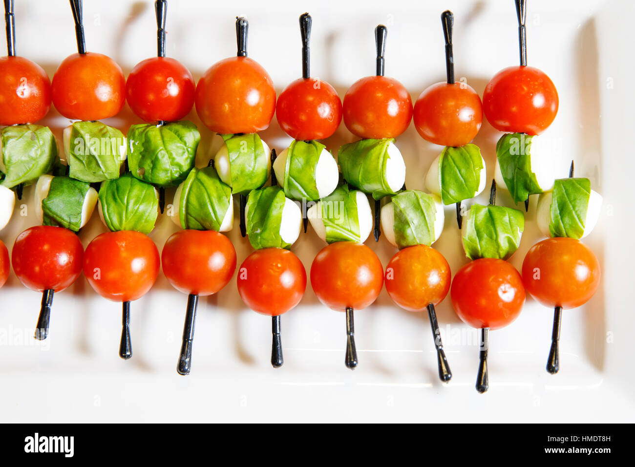 Tomates cerises restauration canape plaque blanche Banque D'Images