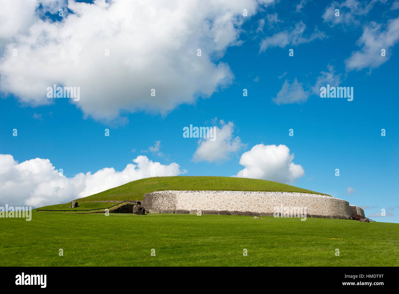 Tumulus néolithique, Newgrange, comté de Meath, Irlande, Royaume-Uni Banque D'Images